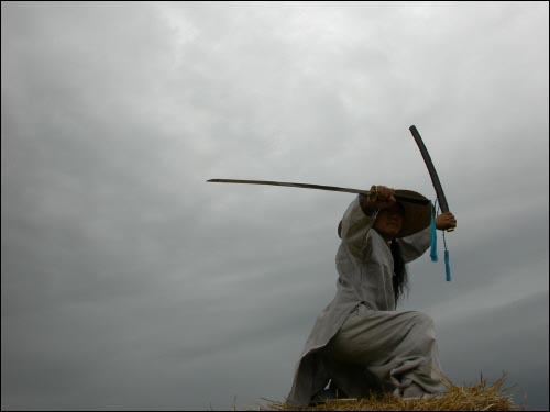 천, 지, 인 동체의 삼일심법을 근본으로 유불선을 총합한 수행체계로서 삼일징심 수선문, 무예문, 예술문, 다도문의  4대 수행법으로 구분되는 풍류선도의 한 장면 